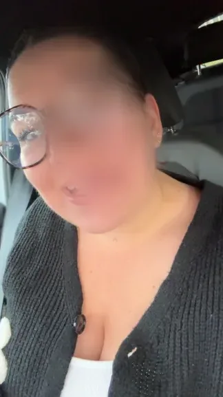 Özlem, 27